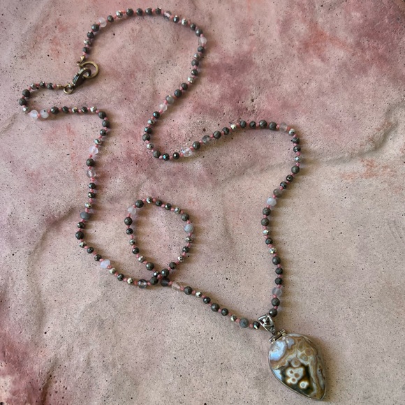 Handmade hand knotted mixed gemstone necklace with jasper pendant - Picture 5 of 9